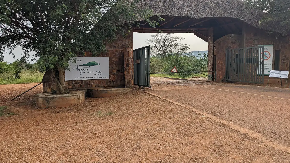 La porte d’entrée en briques du parc sur une route de terre