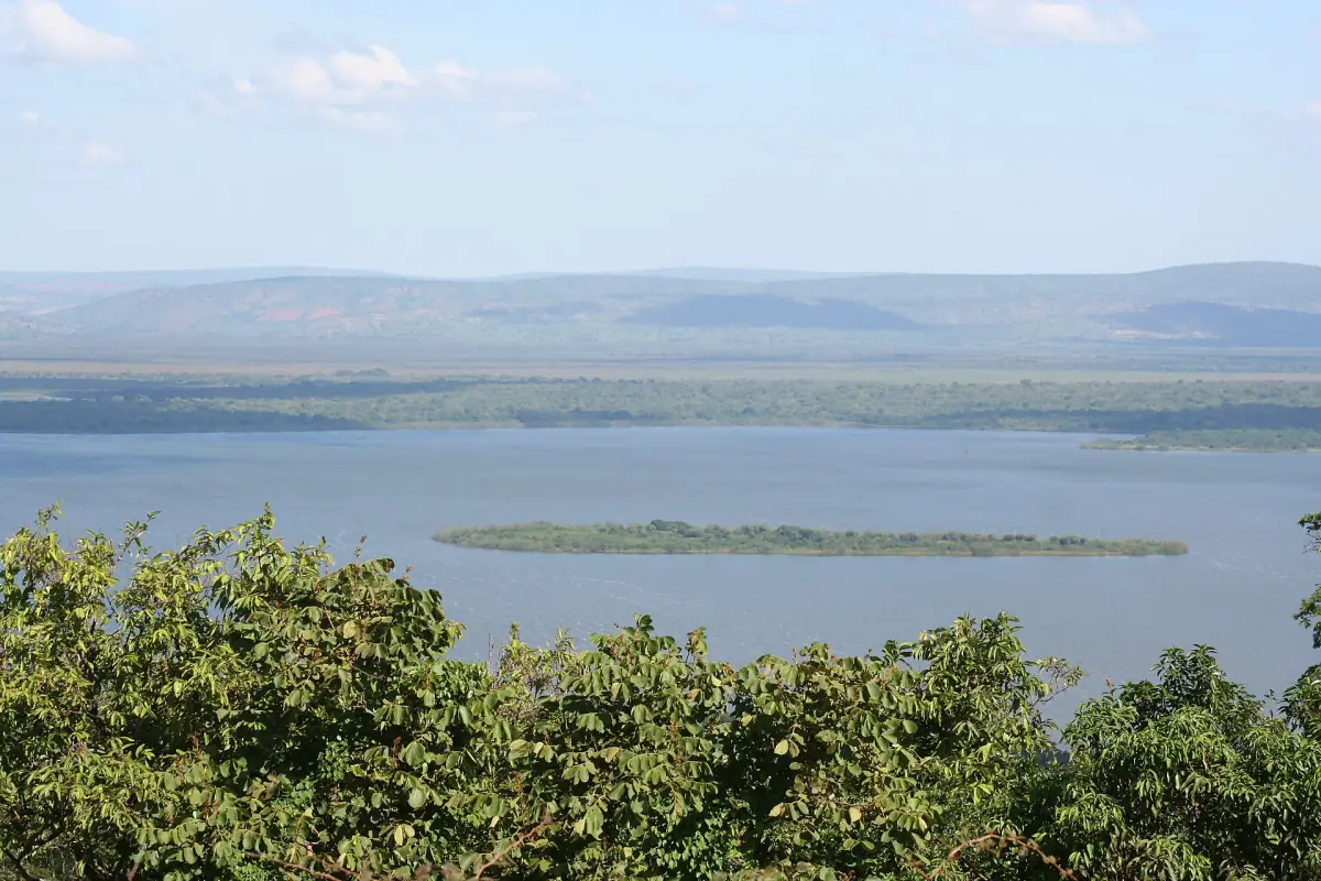 Vue sur le lac Ihema avec une petite île et des collines au loin