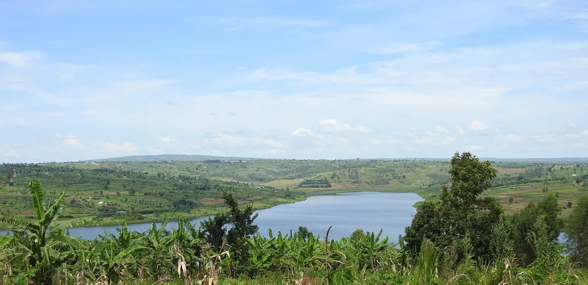 Le lac Muhazi entre des collines verdoyantes et des bananiers